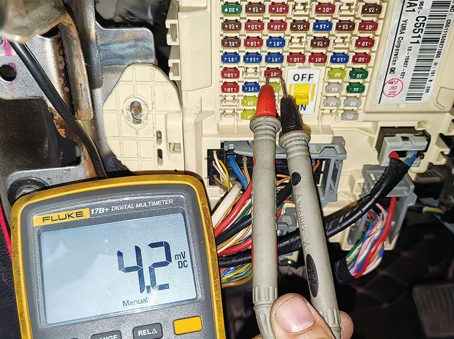 圖3 用萬用電錶依序測量IGPM上各熔絲兩端的電壓降