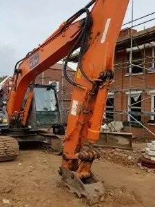 Read more about the article 【Pico汽車診斷案例】日立Zaxis135挖掘機引擎轉速無法提升，Pico示波器診斷CAN匯流排與ECU故障案例