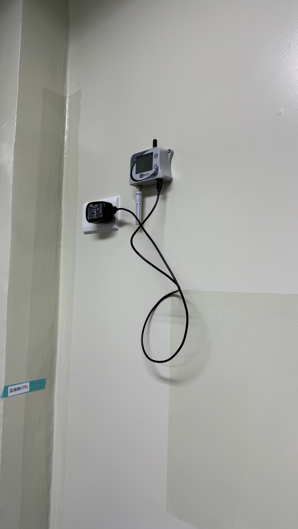 藥廠現場 Wi-Fi 溫溼度感測器、外接探頭與供電線路近照