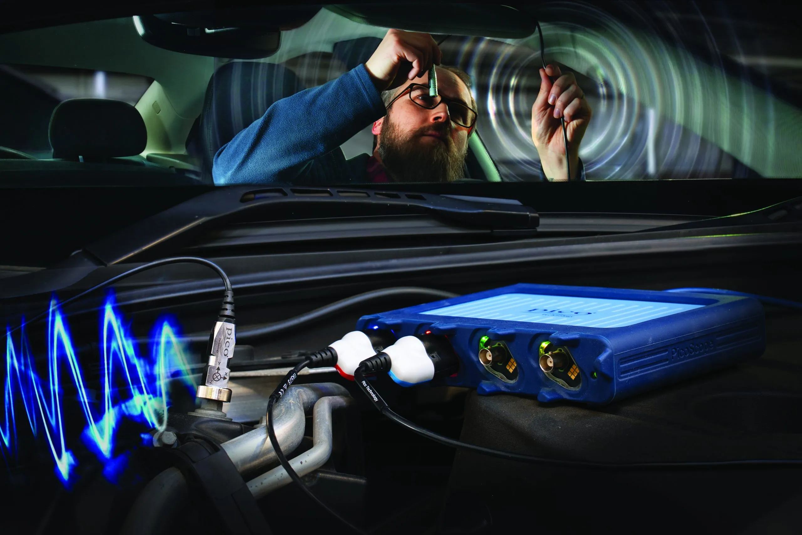 技師使用 Pico 設備進行 NVH 振動異音診斷