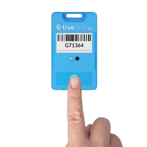 手指按下 Tive Solo 5G 的啟動按鈕